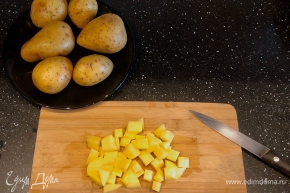 Картофель почистить и нарезать на небольшие кубики.
