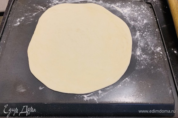 Раскатываем тесто на пиццу так, чтобы серединка была тоньше краев, то есть от середины к краям, но не сильно на них надавливаем. Оставшиеся кусочки покрываем пищевой пленкой, чтобы не заветривались, и пока занимаемся одной пиццей, остальное тесто продолжает подниматься уже на столе. Неиспользованные «шарики» кладем по одному в фасовочные пакетики, припыленные мукой, и убираем в холодильник. Я и в морозильной камере храню уже раскатанное тесто — тоже все прекрасно затем выпекается.