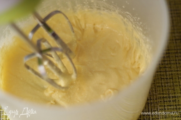 Отдельно взбить размягченное сливочное масло с сахаром и яйцом до пышной массы (взбивать на высокой скорости минуты 3–4).