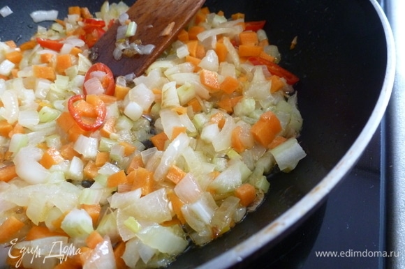 Нарезать морковь, сельдерей и чили. Кто не любит острое, уберите у чили семена или не кладите его вовсе. Добавить овощи в сковороду к луку и подрумянить.