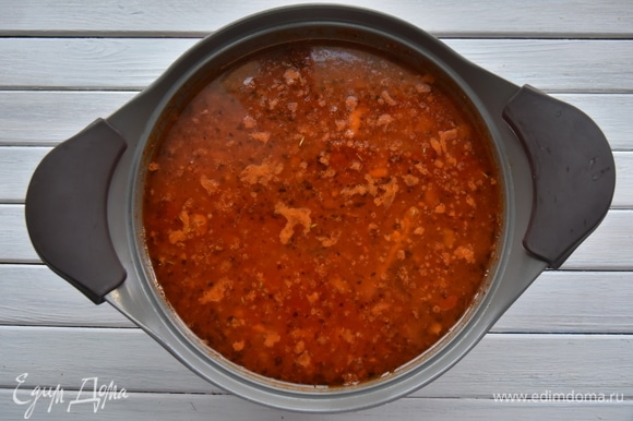 Влить бульон, добавить фасоль. Часть фасоли можно размять вилкой, чтобы придать супу густоту, а часть оставить целой. Посолить по вкусу.Огонь уменьшить до минимального и потомить суп еще 25–30 минут.