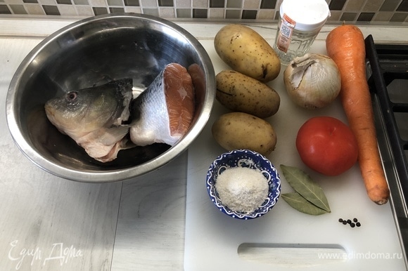 Подготовьте продукты.Рыбу очистите.