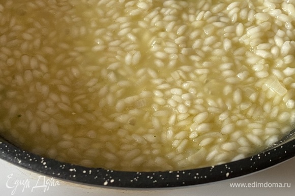 Когда вино выпарится, небольшими порциями начинаем добавлять в рис овощной бульон. Готовим до почти полной готовности риса.