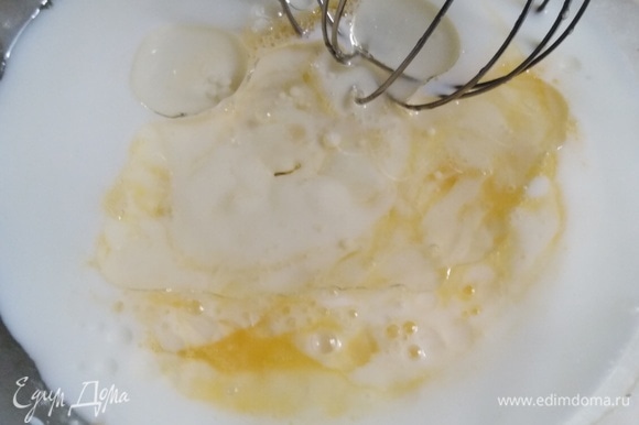 Яйцо смешать с солью, добавить кефир, растительное масло и соду.
