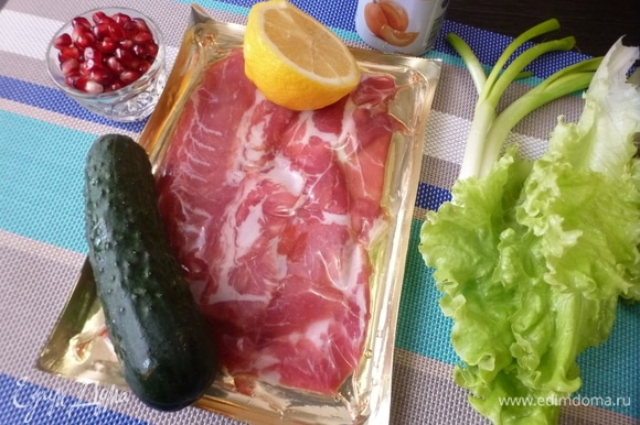 Подготовить остальные ингредиенты для салата. Овощи и зелень сполоснуть водой и обсушить. Для салата я использую сырокопченую свиную шейку в нарезке (очень вкусную).