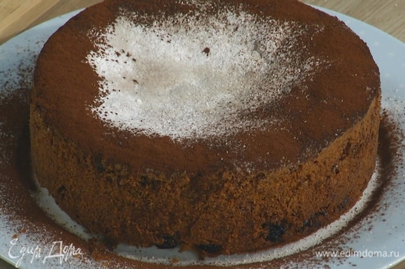 Готовый пирог посыпать сахарной пудрой и какао.