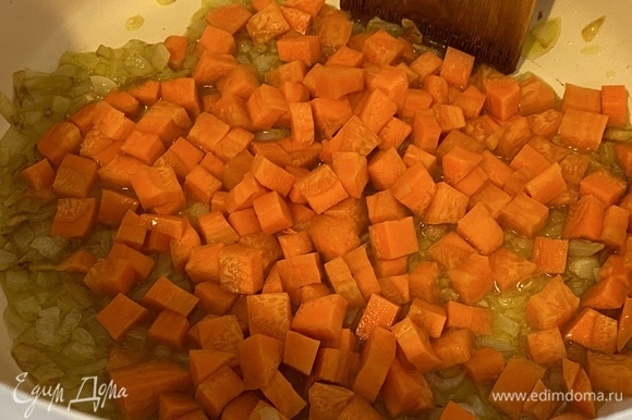 Добавить нерезанную мелким кубиком морковь.