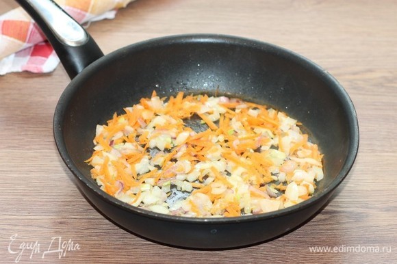 На разогретом растительном масле пассеруем лук и морковь.