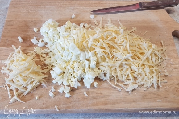 Яйца отварить и нарезать кубиком. Сыр натереть на крупной терке.