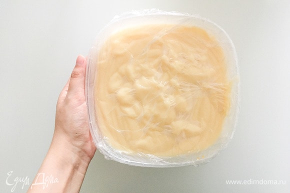Перелить крем в миску, накрыть пленкой и убрать в холодильник на 2–3 часа.