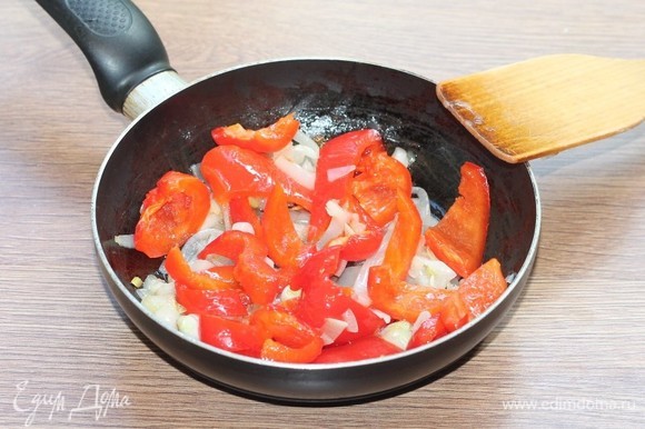 Приготовим соус. Очищаем и нарезаем овощи для соуса. На разогретом растительном масле (1 ст. л.) обжариваем лук до прозрачности. Затем добавляем сладкий перец и тушим до готовности перца.