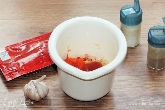 Выкладываем пассеровку в чашу блендера и добавляем прессованный чеснок (1 зубчик), томатный кетчуп (2 ст. л.), острый кетчуп, растительное масло (1 ст. л.) и по вкусу специи.