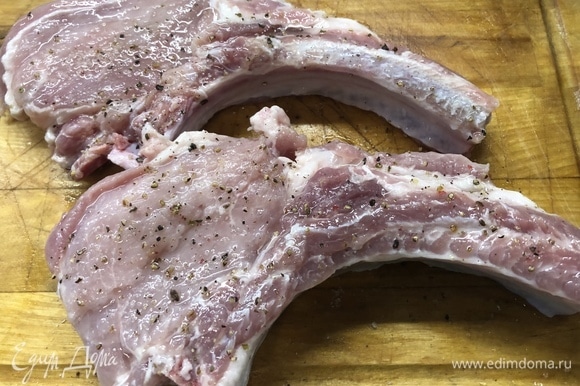 Мясо смажьте маслом, поперчите, посолите с обеих сторон, уберите на 20–30 минут в сторону.