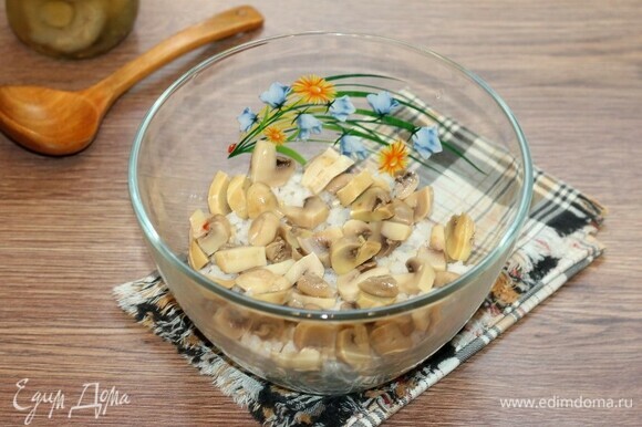 Маринованные грибы нарезать дольками и добавить к рису.