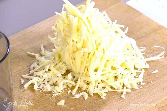 Сыр натереть на крупной терке.