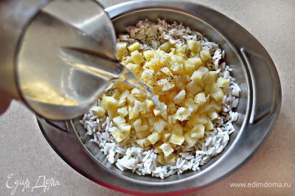 В миску с отварным рисом добавьте нарезанные ананасы, посолите, приправьте перцем и перемешайте.