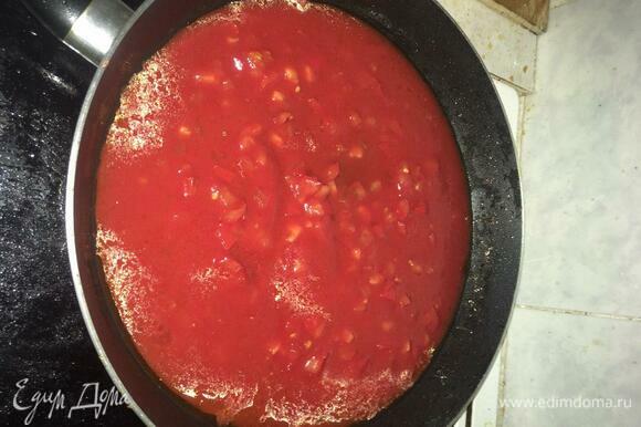 Перекладываем поджаренные голубцы из сковороды в тарелку. В пустую сковороду выкладываем оставшийся нарезанный помидор и томатную пасту, перчим, доводим до кипения.
