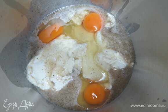 В полученную массу добавить яйца, все перемешать, добавить творог и щепотку ванилина.
