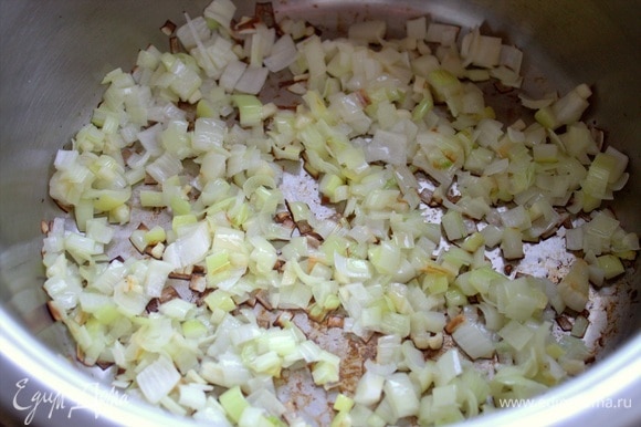 Позолотить лук и чеснок в растительном масле.