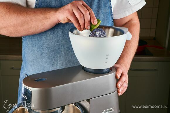 На кухонную машину KENWOOD установите насадку-пресс для цитрусовых. Выдавите сок лайма. Полученный сок поставьте в холодильник на 30 минут.
