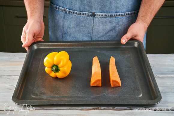 Болгарский перец и очищенную морковь запекайте в духовке при 180 °C около 20 минут.