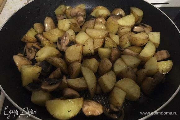 Жарим картофель и грибы до появления золотистой корочки, уменьшаем огонь до среднего.