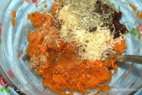 В миске соединить мякоть батата, соль, перец, тертый сыр, вяленые томаты, майоран и растительное масло.
