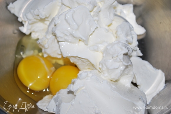 Для сырного слоя надо смешать яйцо, желток и сыр с помощью миксера до пышной массы.