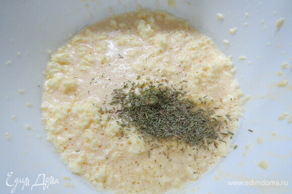 Добавить воду, затем муку, сушеные травы и соль, замесить тесто.