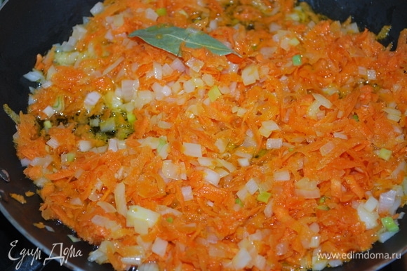 Морковь, лук и один лавровый лист обжарьте на растительном масле до золотистого цвета.