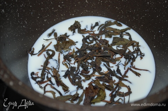 Первым делом в горячем молоке (130 г) заварите чай молочный улун (5 г). Накройте чай крышкой, и пусть он настаивается, это примерно 3–4 часа.