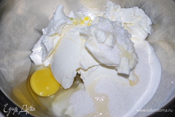 Сливочный сыр смешайте с сахаром, желтком и куриным яйцом. Хорошо пробейте миксером до пышного состояния.
