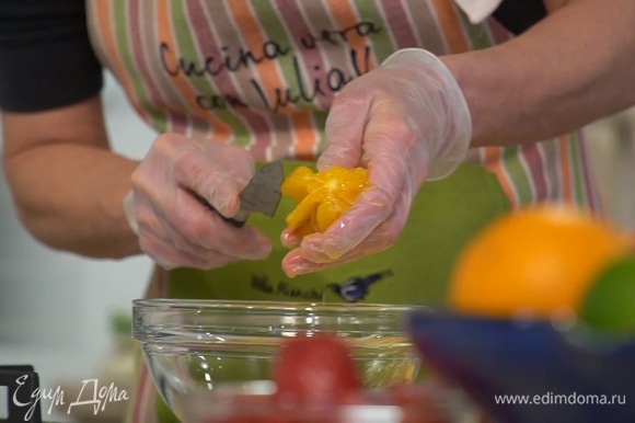 Цедру апельсина и лимона натереть на мелкой терке. Апельсин почистить, а затем над отдельной миской удалить перепонки, вырезав ножом мякоть и сохранив выделившийся при этом сок. Из половинки лимона выжать сок.