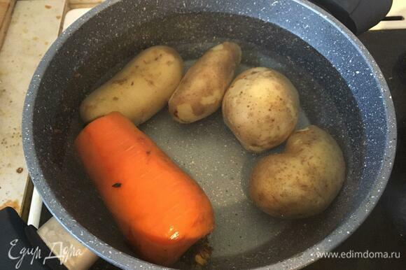 В отдельной кастрюле варим картофель и морковь до мягкости, так же — в кожуре. Солим, готовность проверяем вилкой или ножом. Варить примерно полчаса. Солить овощи предлагаю только на этом этапе, остальной соли хватит в салате благодаря сельди и майонезу. Отдельно отвариваем яйца до полной готовности (10 минут после закипания). Все сваренные ингредиенты остудить.