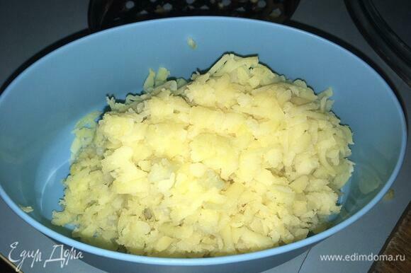 Отваренный и остывший картофель очищаем от кожуры и трем на крупной терке.