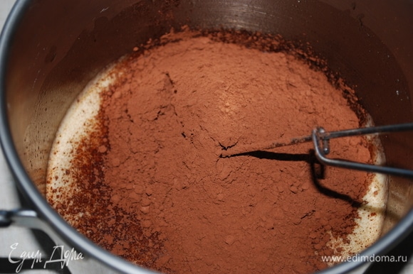 Добавить какао, муку и соль. Замесить тесто.
