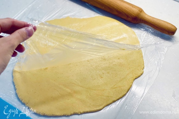 Раскатать тесто в пласт толщиной 1 см. Это удобно делать между слоями пищевой пленки.