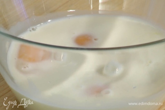 Молоко с яйцами взбить венчиком, затем всыпать муку, паприку и вымешать однородное жидкое тесто.