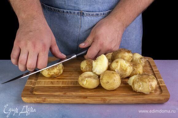 Аккуратно примните ножом каждую картофелину.
