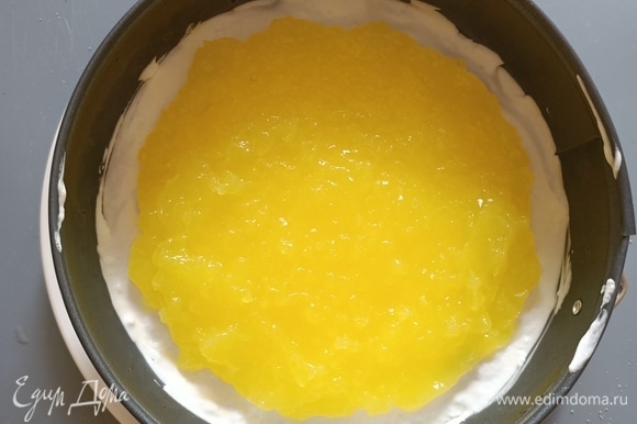 Затем выкладываем лимонный крем, оставив 1–2 ложки для украшения.