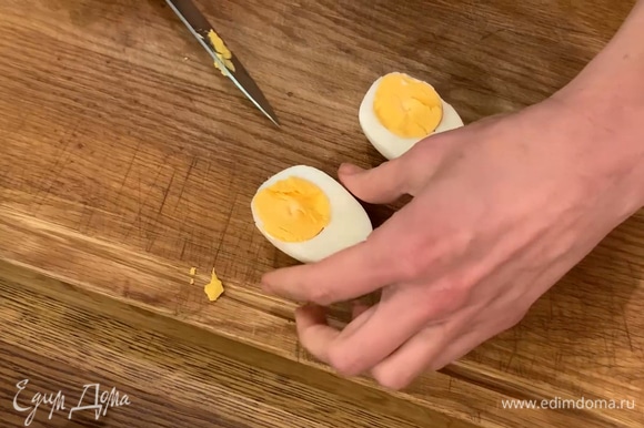 Яйца отварить вкрутую, затем почистить и разрезать пополам.