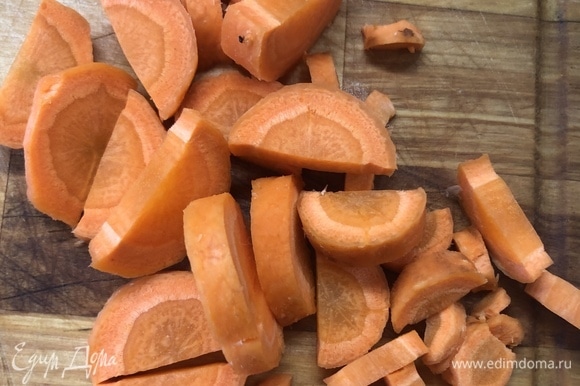 Нарежьте крупно морковь, отправьте в казан еще на минуту.