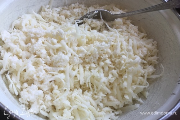 Сыр натрите на терке, добавьте колотый лед (или ледяную воду) и рубленое сливочное масло, разомните рукой до получения сырной кашицы.