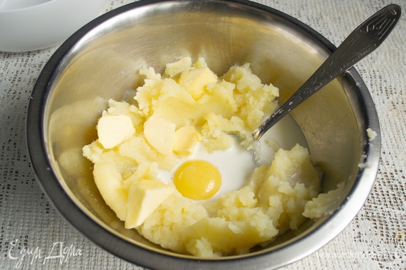 Отвариваем картошку до готовности, сливаем воду. Делаем пюре, добавляем сливочное масло, яичный желток, соль и сливки. Тщательно перемешиваем.