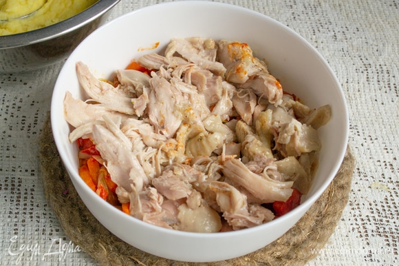 На овощи кладем вареное или жареное куриное мясо без костей и кожи.