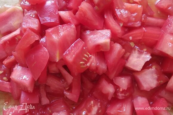 Нарезать помидоры кубиком.