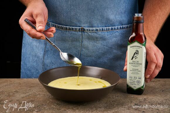 Разлейте суп по тарелкам. Влейте конопляное масло ТМ «Коноплянка».