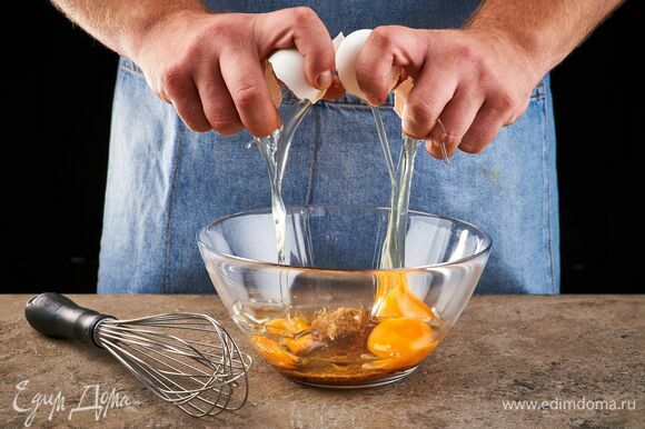 В отдельной миске взбейте сахар с яйцами в густую однородную массу.