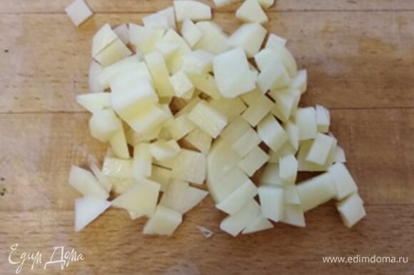 Мелко нарезаем картофель. Суп варится очень быстро, поэтому картофель должен быть нарезан на тонкие пластины, а потом на мелкие кубики, чтобы успел свариться. Опускаем в бульон. Не даем кипеть бурно.