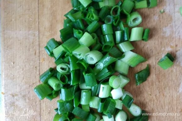 Нарезать зеленый лук.